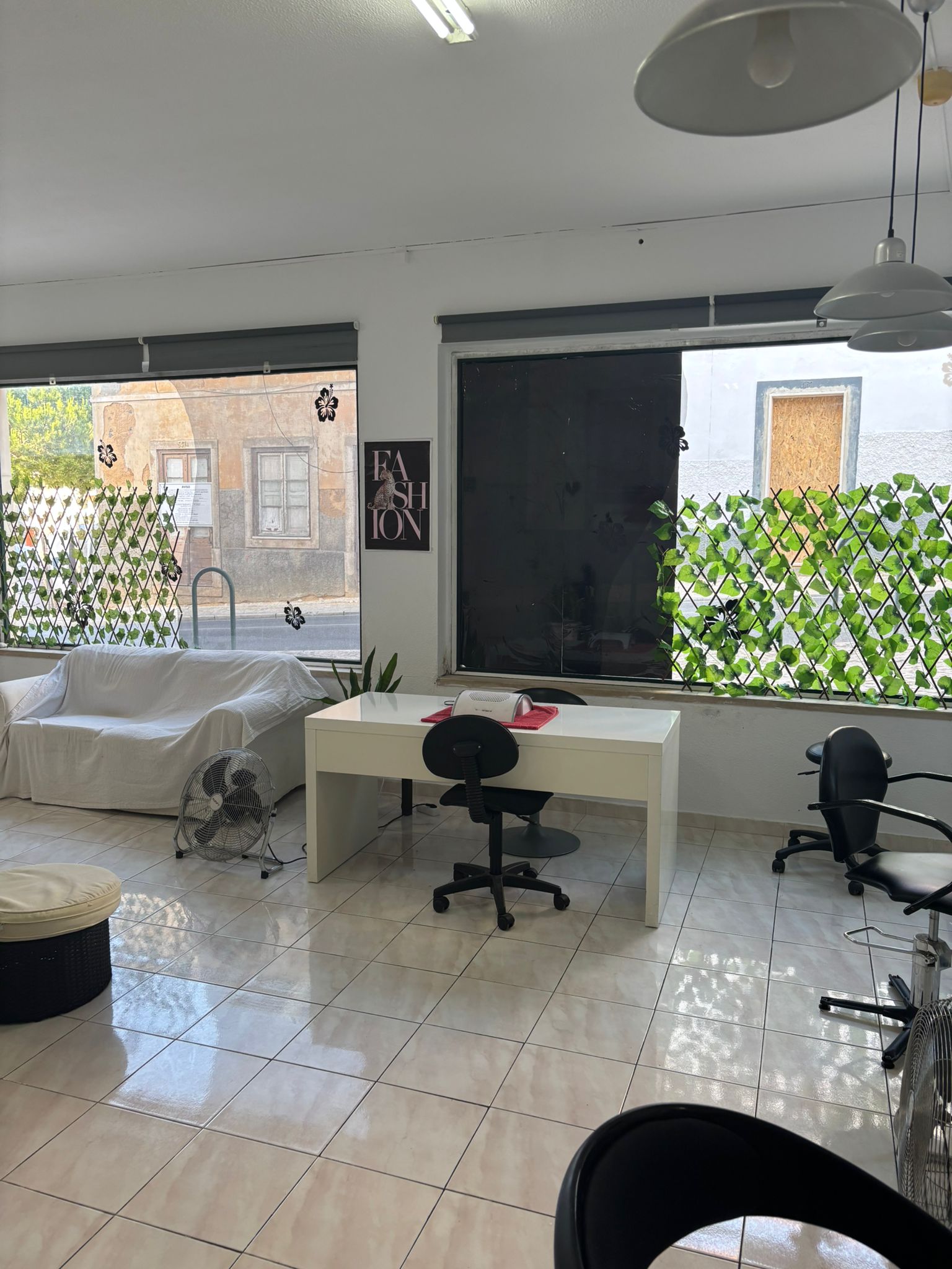 Espaço do APC Hair Studio, com luz natural e cadeiras de atendimento
