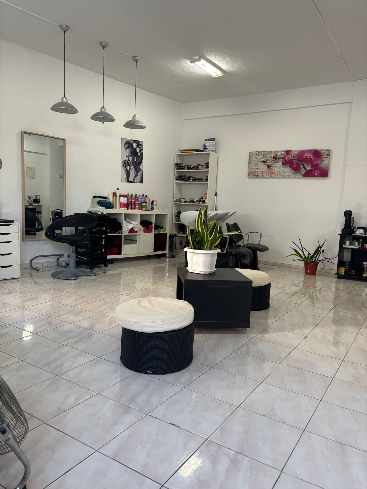 Interior do APC Hair Studio em Parede, Cascais